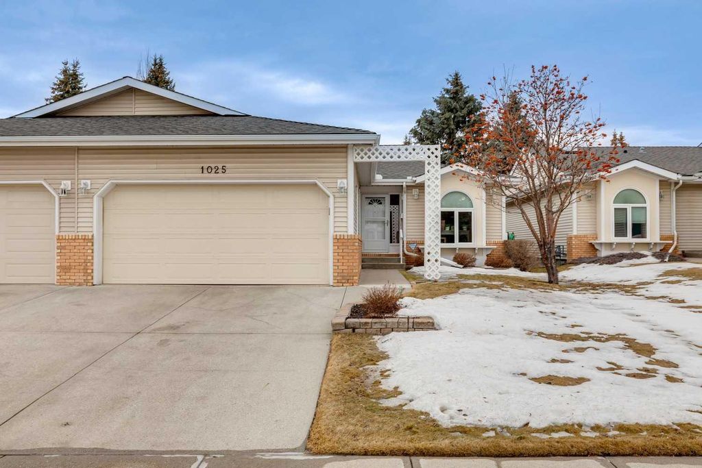 Photo of 1025 Shawnee Road SW, Calgary, AB T2Y 1W7 (MLS # A2284518)