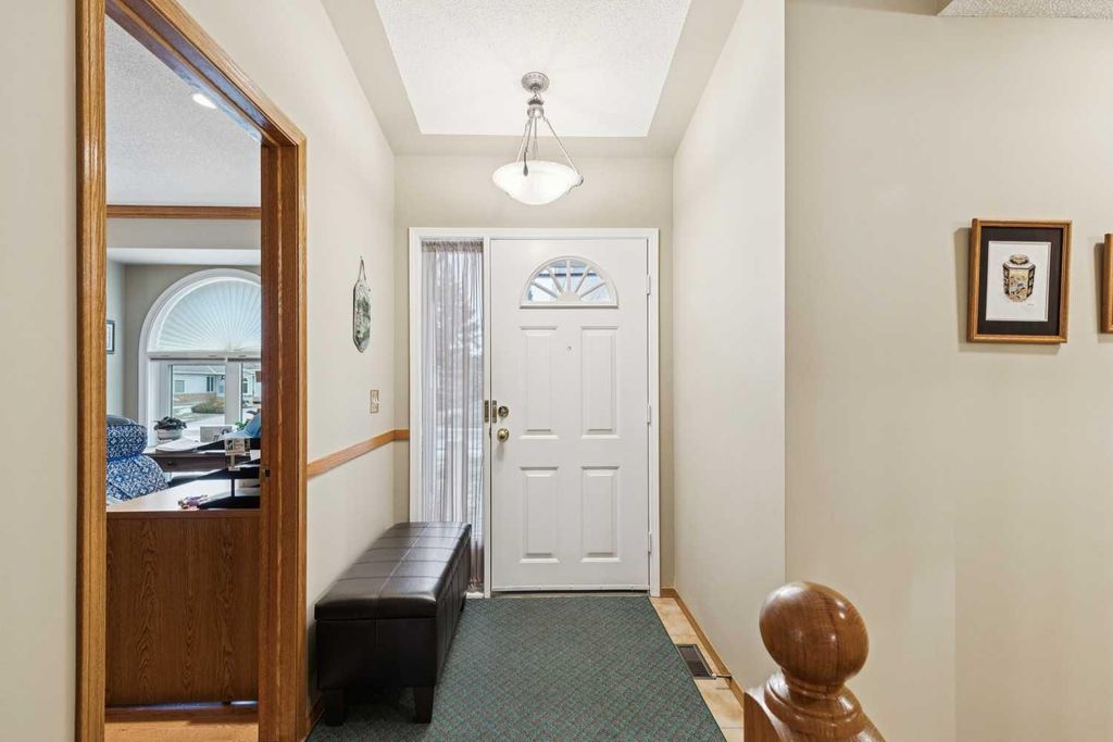 Photo of 1025 Shawnee Road SW, Calgary, AB T2Y 1W7 (MLS # A2284518)