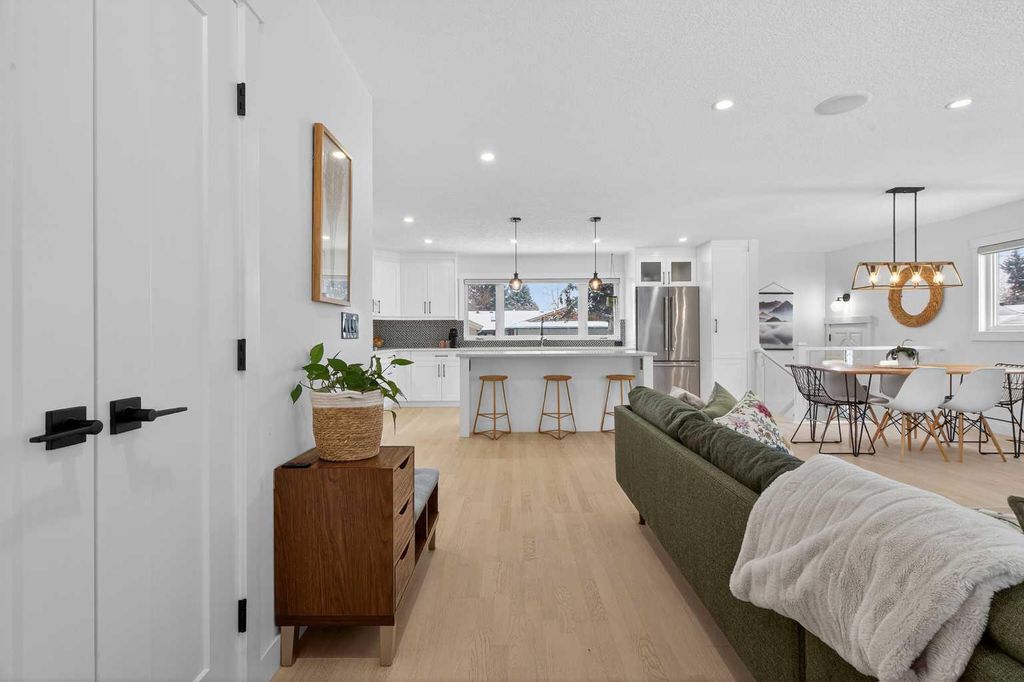 Photo of 812 Acadia Drive SE, Calgary, AB T2J 0C5 (MLS # A2291902)