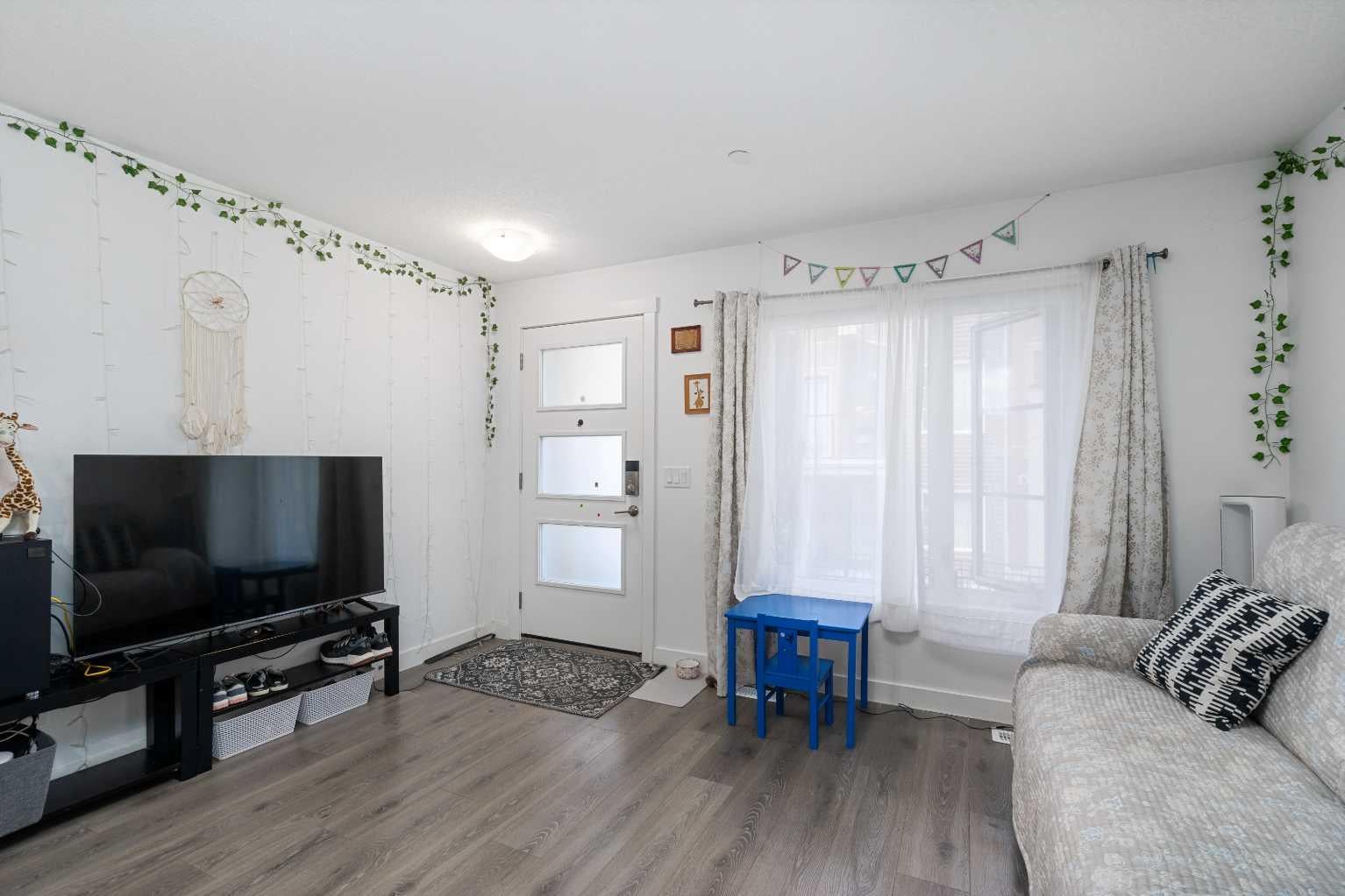 238 Livingston Common NE