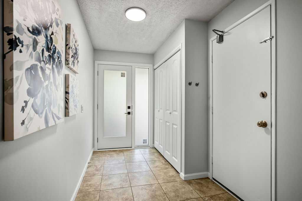 6 Coachway Green SW