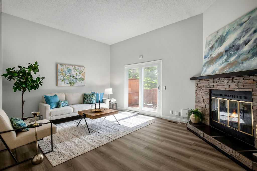 6 Coachway Green SW