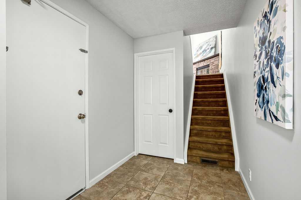 6 Coachway Green SW