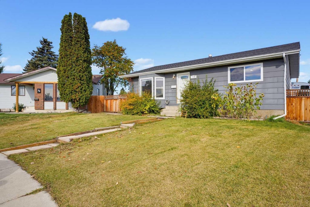 Photo of 63 Dundee Crescent, Penhold, AB T0M 1R0 (MLS # A2346551)