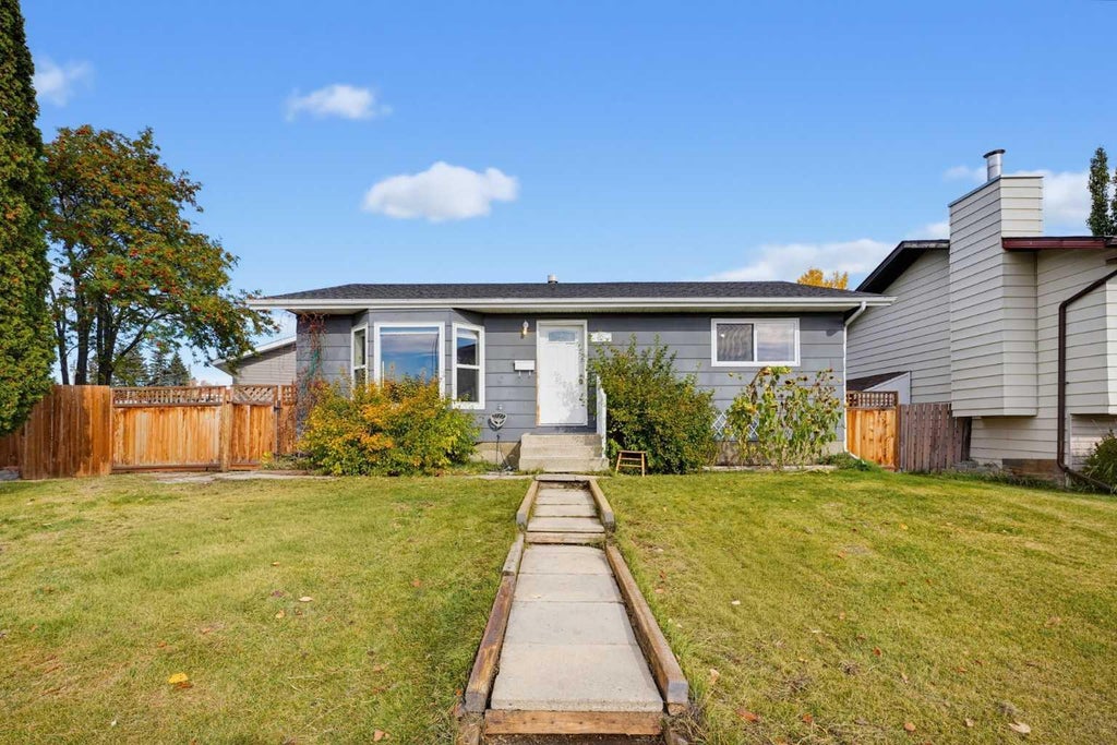 Photo of 63 Dundee Crescent, Penhold, AB T0M 1R0 (MLS # A2346551)