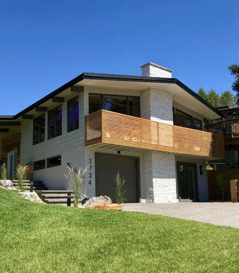 2724 Crawford Road NW Calgary AB T2L 1E1