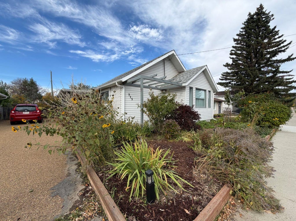 Photo of 715 1 Street SW, Drumheller, AB T0J 0Y6 (MLS # A2348079)