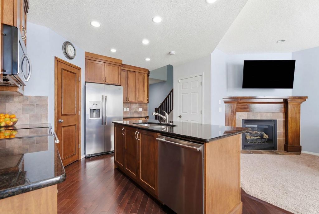 Photo of 512 Panatella Square NW, Calgary, AB T3K 0T5 (MLS # A2299653)