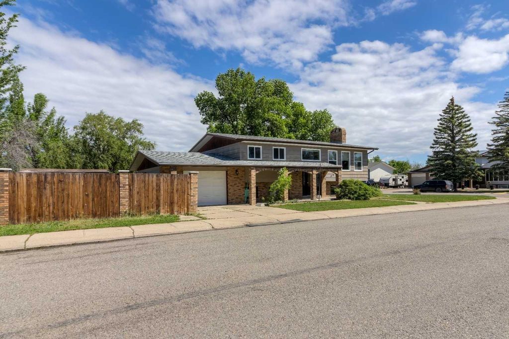 Photo of 1010 22 Avenue, Coaldale, AB T1M 1B6 (MLS # A2316960)