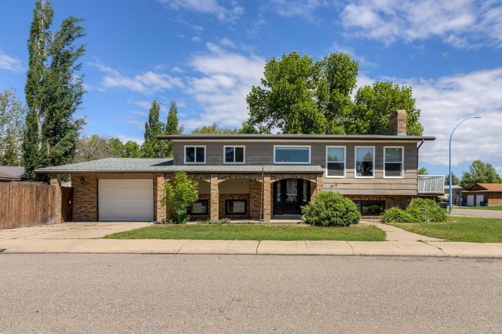 Photo of 1010 22 Avenue, Coaldale, AB T1M 1B6 (MLS # A2316960)
