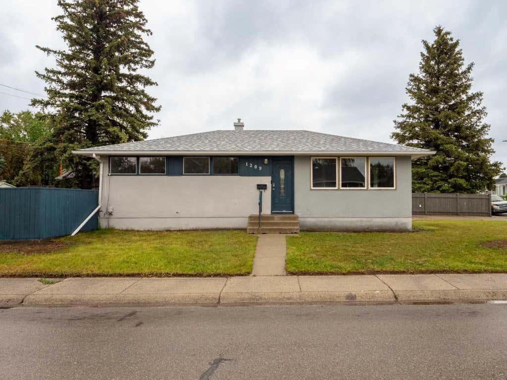 Photo of 1209 31A Street, Lethbridge, AB T1K 3A1 (MLS # A2316893)