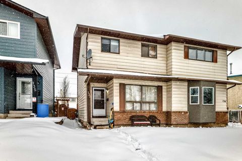Photo of 137 Bermuda Drive NW, Calgary, AB T3K 1H6 (MLS # A2297662)