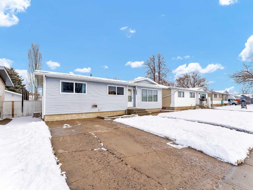 Photo of 813 2 Street SE, Redcliff, AB T0J 2P0 (MLS # A2291988)