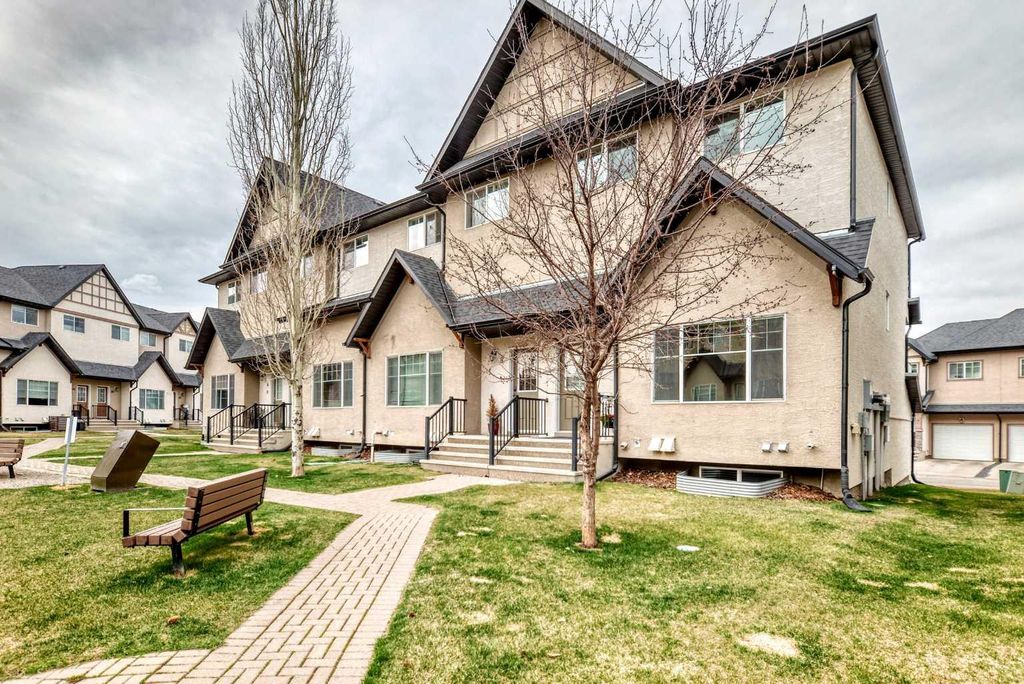 Photo of 10 Cimarron Vista Gardens, Okotoks, AB T1S 0G2 (MLS # A2307276)