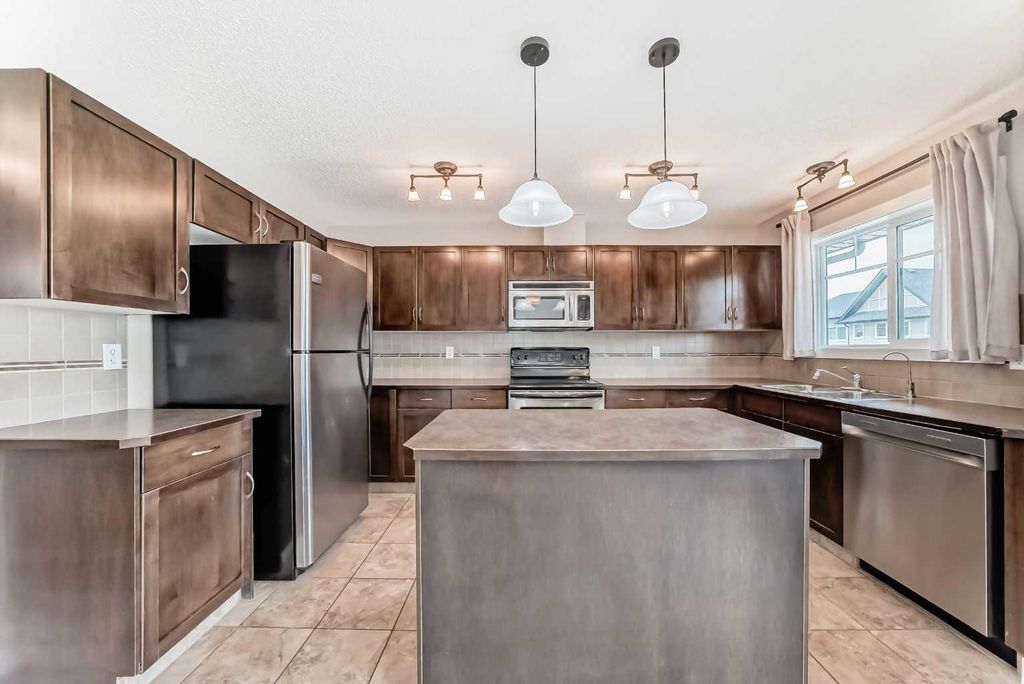 Photo of 10 Cimarron Vista Gardens, Okotoks, AB T1S 0G2 (MLS # A2307276)