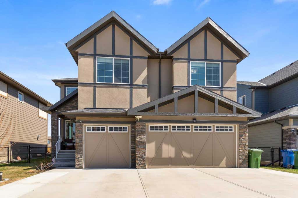 Photo of 125 Kinniburgh Loop, Chestermere, AB T1X 0T9 (MLS # A2307271)