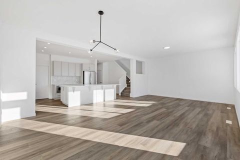 438 Corner Glen Way NE Calgary AB T3N 2P1