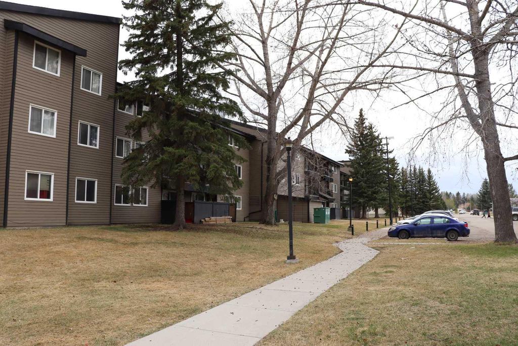 Photo of 5611 9 Avenue #105B, Edson, AB T7E 1R5 (MLS # A2294185)