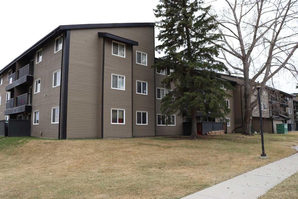 Photo of 5611 9 Avenue #105B, Edson, AB T7E 1R5 (MLS # A2294185)