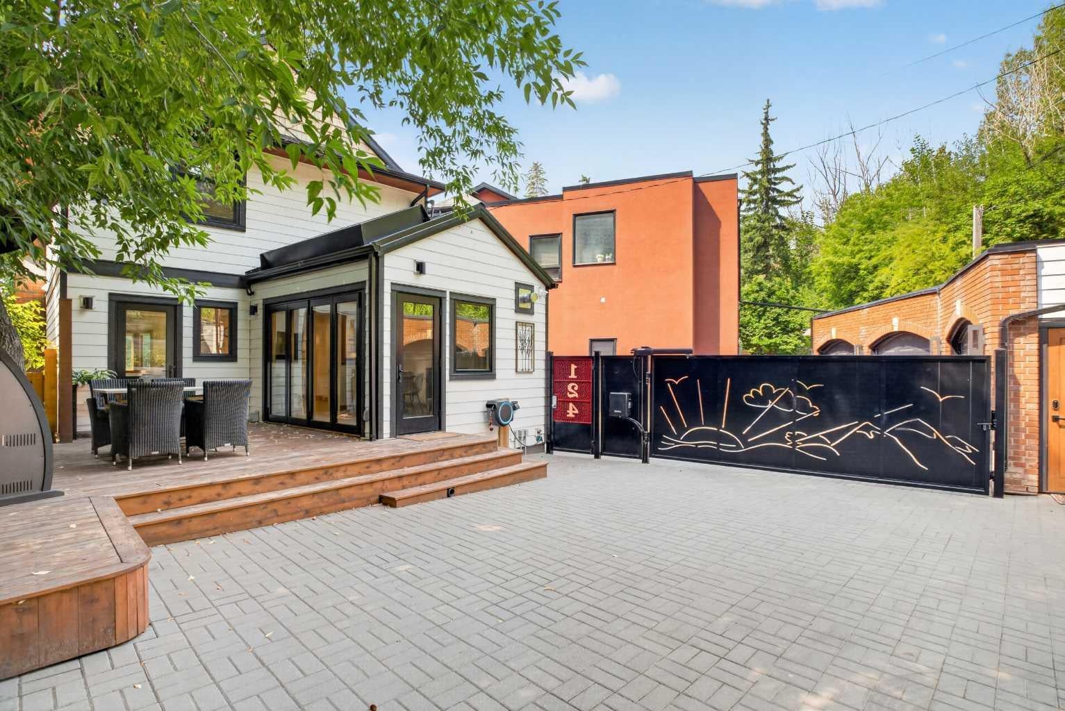 124 Garden Crescent SW