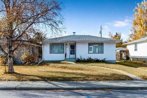 Photo of 2731 Morley Trail NW, Calgary, AB T2M 4G8 (MLS # A2266891) Photo of 2731 Morley Trail NW, Calgary, AB T2M 4G8 (MLS # A2266891)