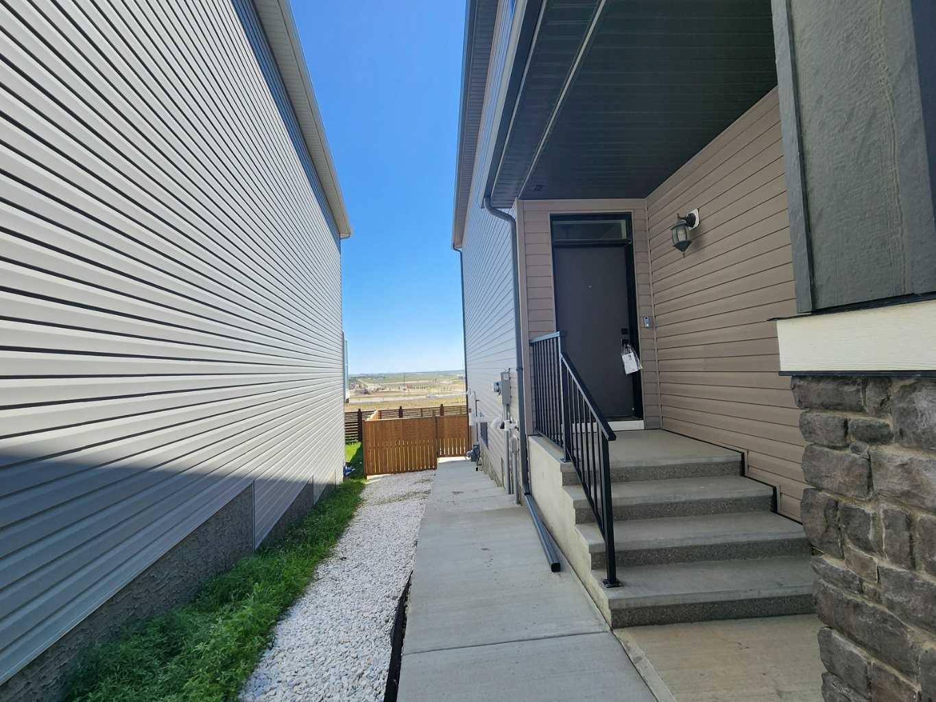 160 Howse Crescent NE