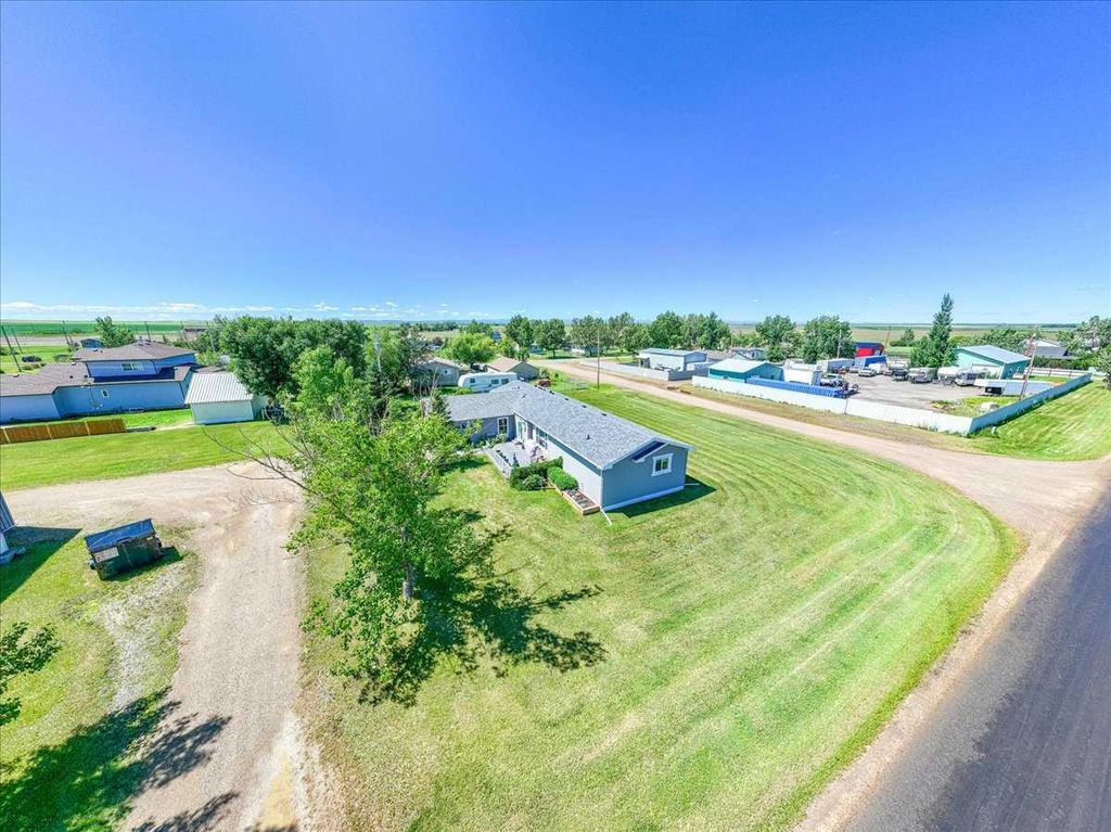 Photo of 513 Railway Avenue, Rural Vulcan County, AB T0L 0L0 (MLS # A2291222)