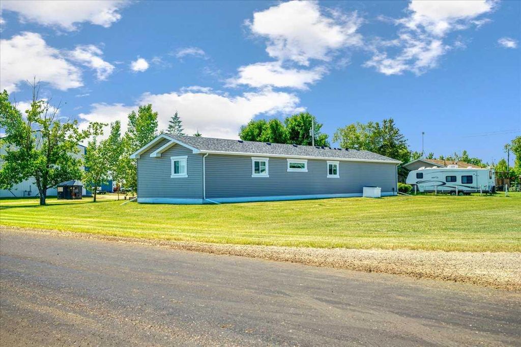 Photo of 513 Railway Avenue, Rural Vulcan County, AB T0L 0L0 (MLS # A2291222)