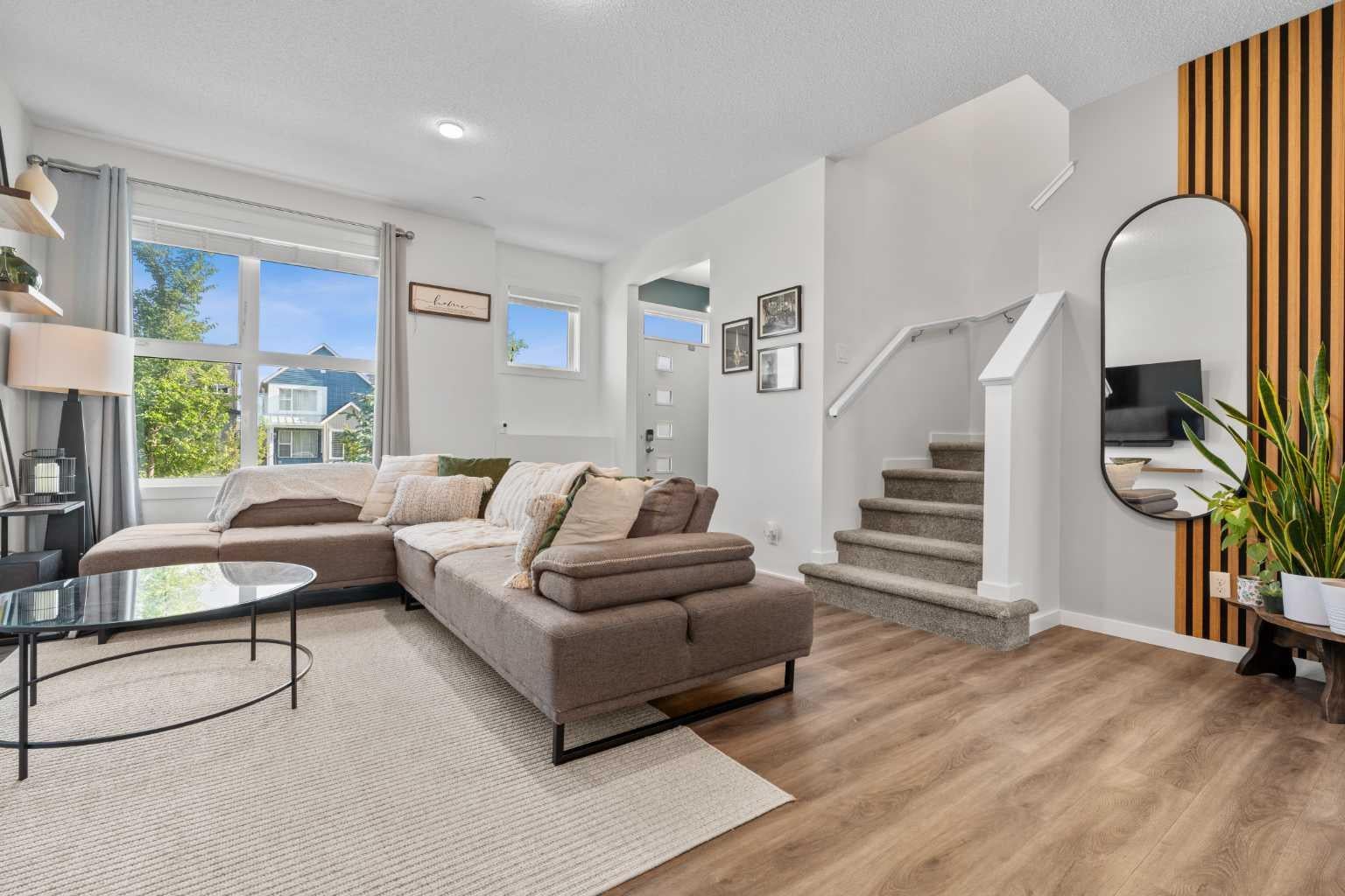 228 Livingston View NE