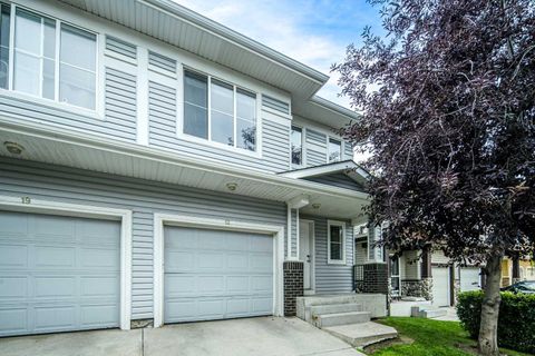 17 Hidden Creek Rise NW Calgary AB T3A 6L3