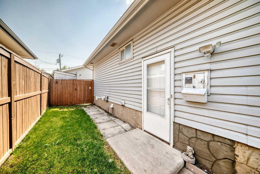 Photo of 152 Maranda Close NE, Calgary, AB T2A 3E7 (MLS # A2337301)