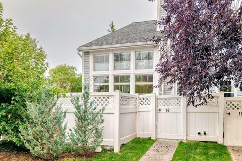 28 Berwick Crescent NW 16 Calgary AB T3K 1Y7
