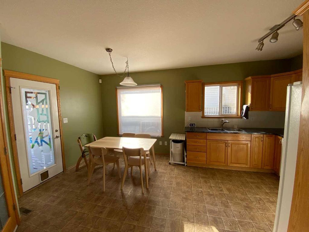 Photo of 12 Pleasant Park Place W, Brooks, AB T1R 1N3 (MLS # A2280041)