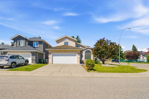 Photo of 71 Woodpark Close SW, Calgary, AB T2W 6G9 (MLS # A2329700)
