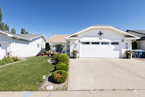 Photo of 4510 54A Avenue Crescent, Innisfail, AB T4G 1X8 (MLS # A2326658)