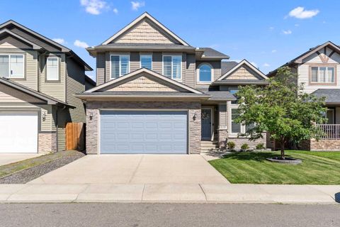 809 Canoe Green SW Airdrie AB T4B 3K6