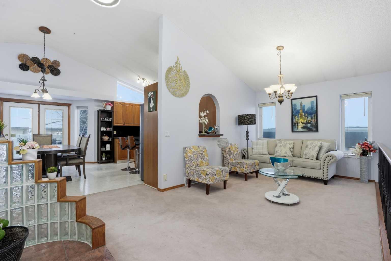 99 Arbour Lake Way NW