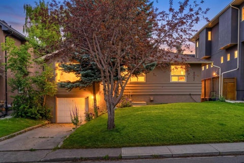 Photo of 3042 28 Street SW, Calgary, AB T3E 2J5 (MLS # A2335224)