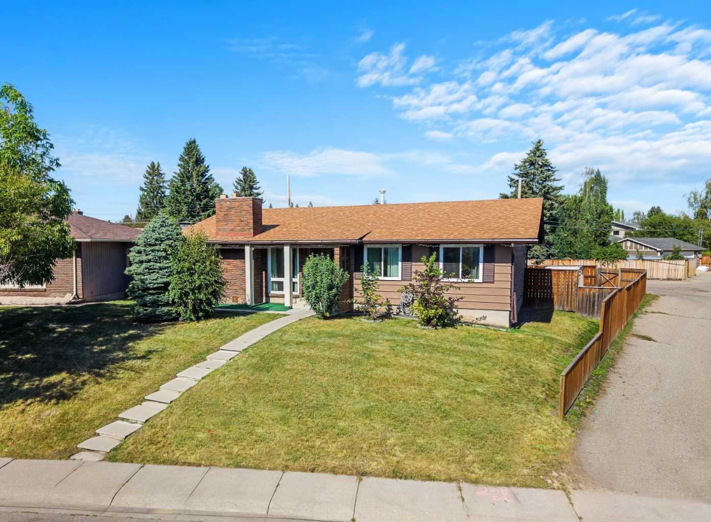 148 Lake Lucerne Crescent SE