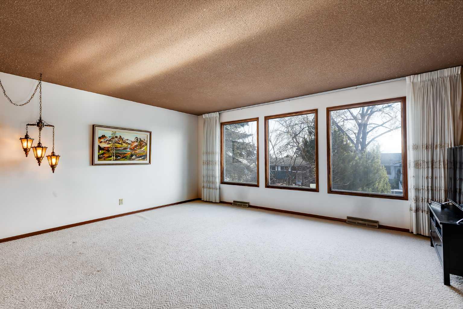 732 Hunts Crescent NW