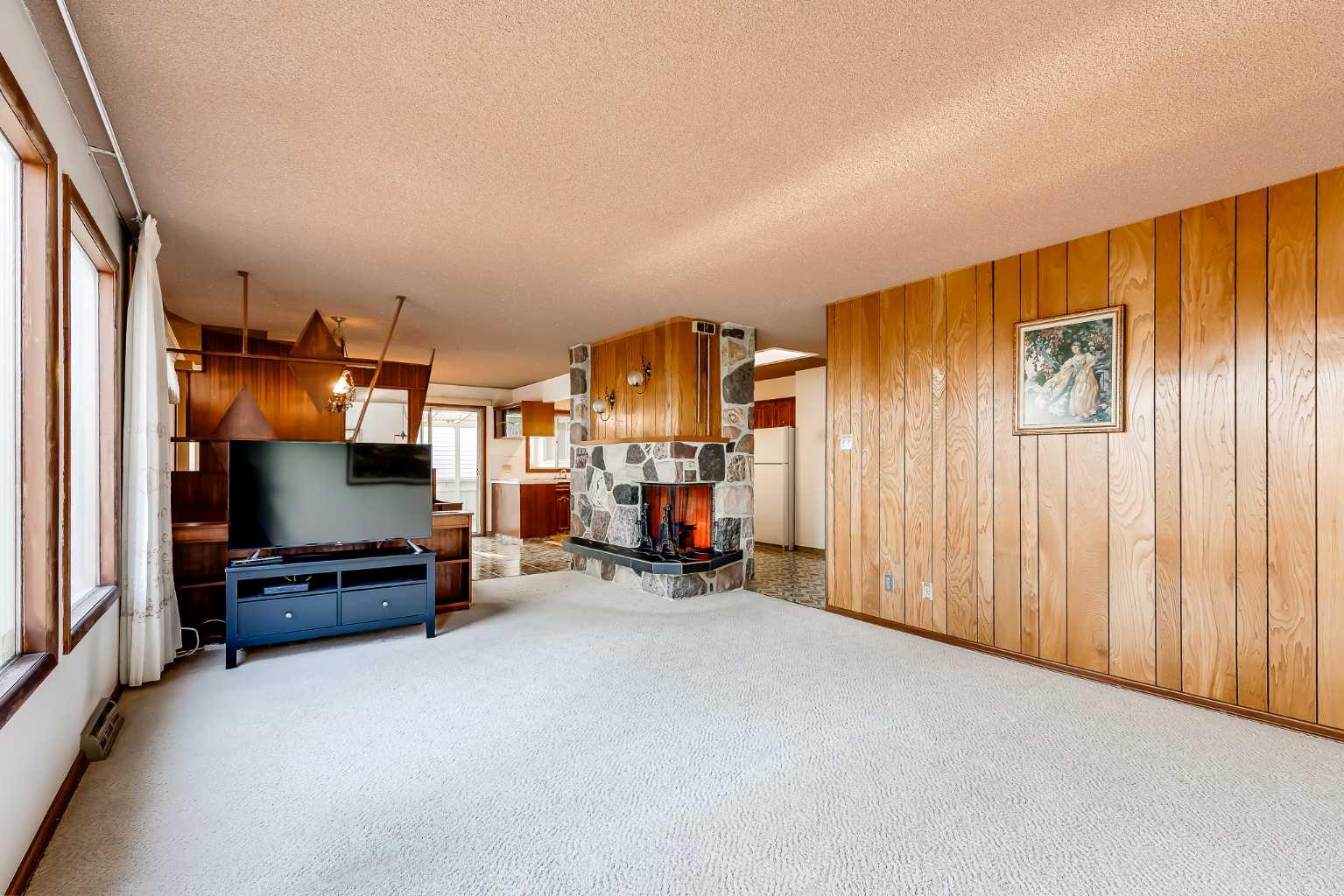 732 Hunts Crescent NW