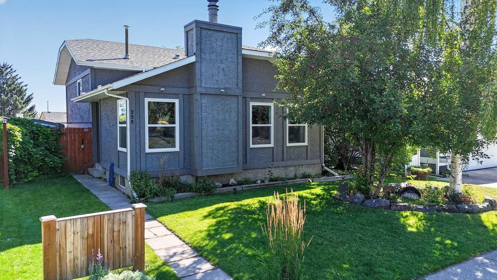 Photo of 255 Shawcliffe Circle SW, Calgary, AB T2Y 1E8 (MLS # A2340062)
