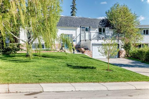 Photo of 47 Coleridge Crescent NW, Calgary, AB T2K 1X8 (MLS # A2312915)