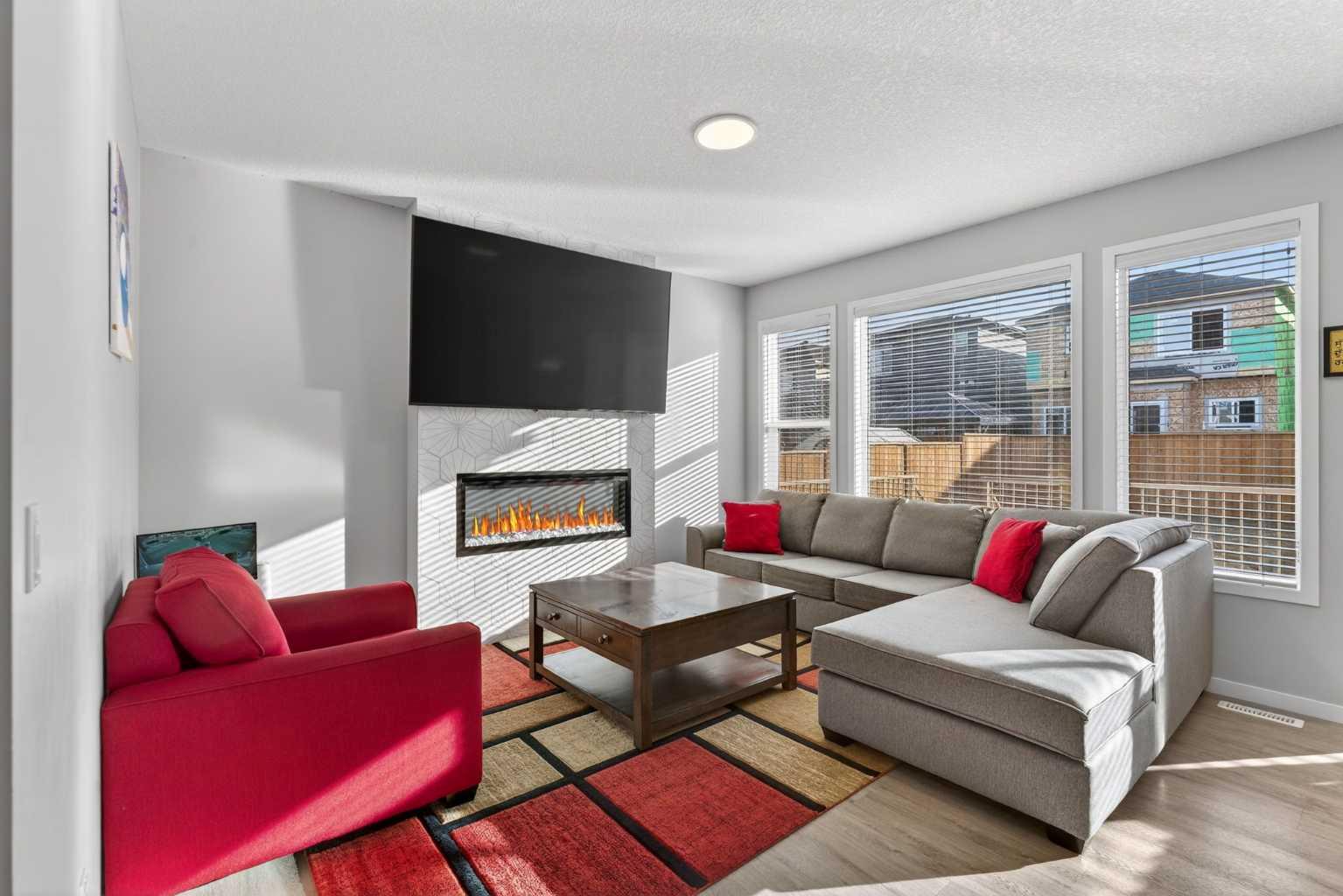 78 Corner Meadows Row NE