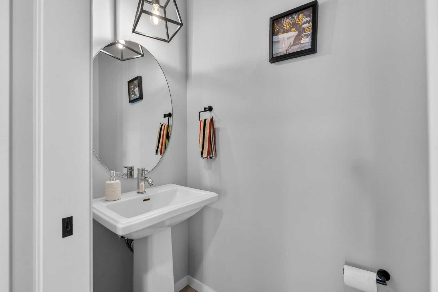 78 Corner Meadows Row NE