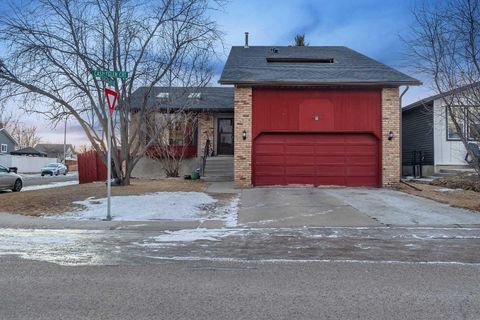 48 Castleglen Court NE Calgary AB T3J 2B8