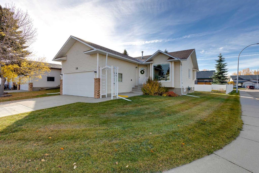 Photo of 39 Woodside Close NW, Airdrie, AB T4B 2C8 (MLS # A2350585)