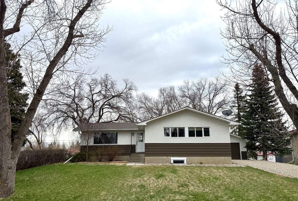 Photo of 505 4 Street S, Vulcan, AB T0L 2B0 (MLS # A2307312)