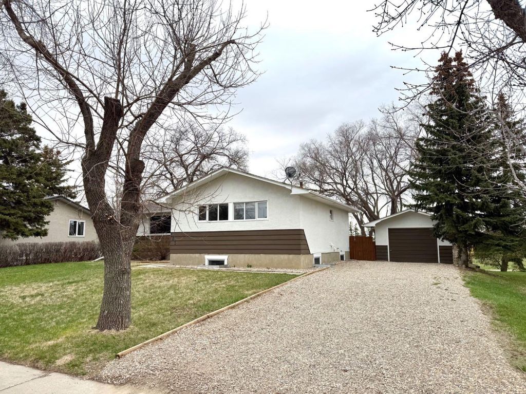 Photo of 505 4 Street S, Vulcan, AB T0L 2B0 (MLS # A2307312)