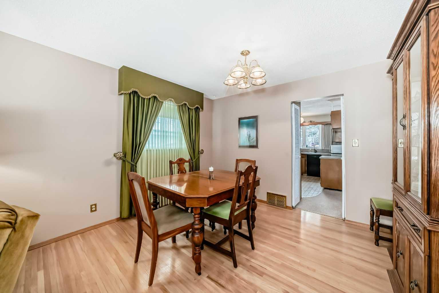 728 Oakhill Place SW